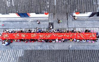 湖北宣恩：易地搬遷安置點(diǎn)擺起&ldquo;合攏宴&rdquo;