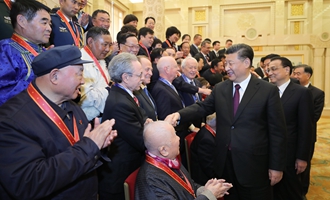 慶祝大會結(jié)束后，習(xí)近平等會見受表彰人員及親屬代表