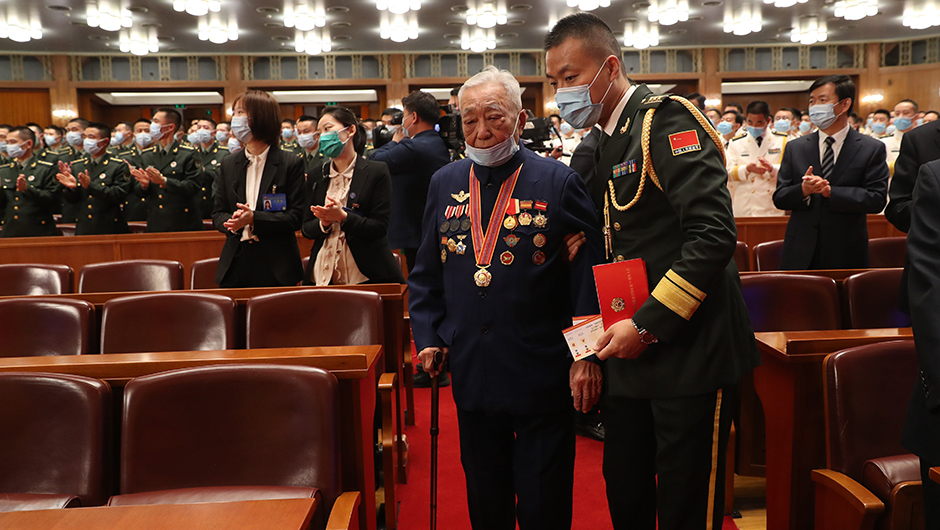 志愿軍老戰(zhàn)士、老同志入場(chǎng)