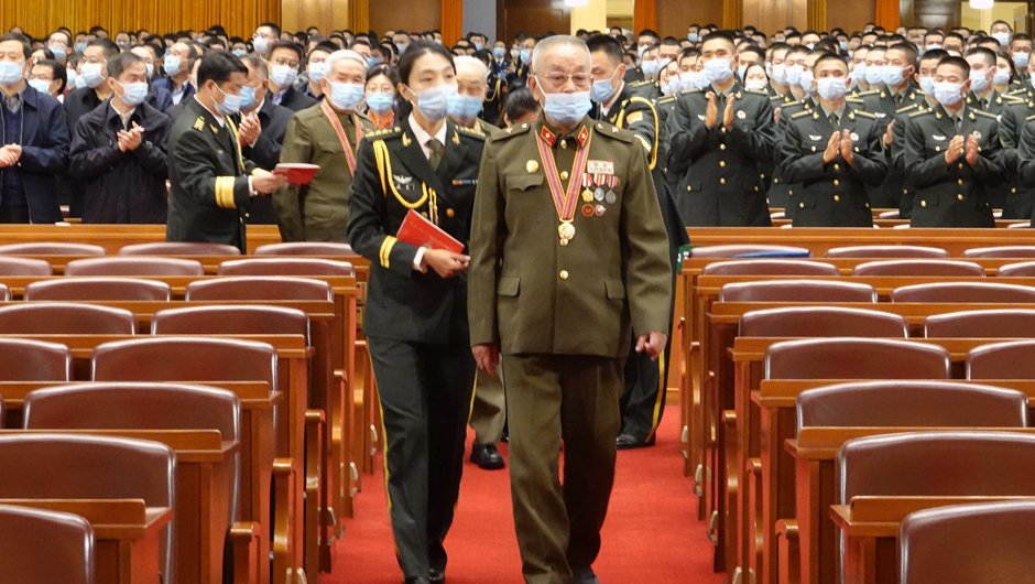 大會(huì)前，志愿軍老同志入場(chǎng)