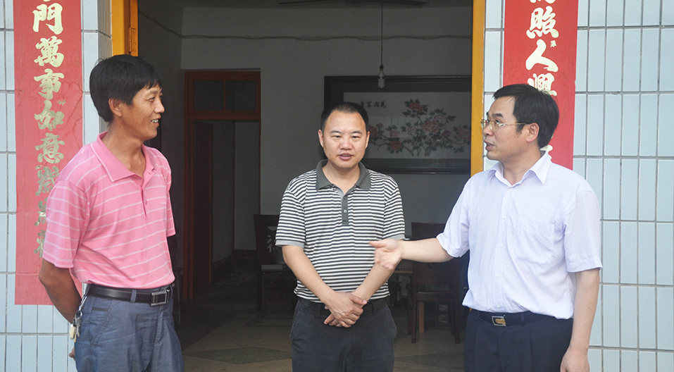 他對群眾好 群眾跟他親&mdash;&mdash;追記獻身羅霄山區(qū)脫貧攻堅事業(yè)的湖南炎陵縣委原書記黃詩燕