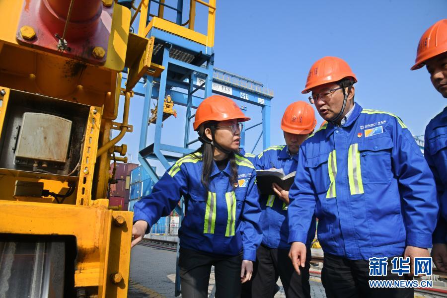 中國(guó)智慧港口的&ldquo;拓荒人&rdquo;&mdash;&mdash;記山東港口青島港連鋼創(chuàng)新團(tuán)隊(duì)