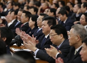 代表們在會(huì)上鼓掌