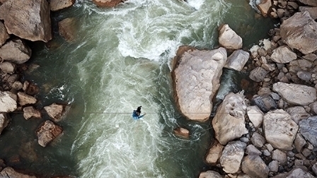 烏蒙山區(qū)&ldquo;溜索改橋&rdquo;聯(lián)通跨省致富路仰望高樓