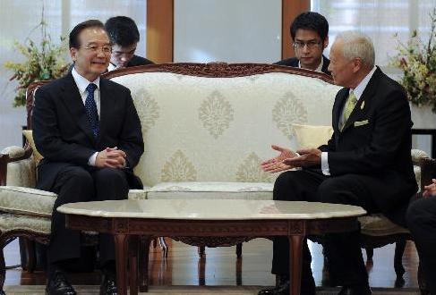 溫家寶會(huì)見泰國樞密院主席炳&middot;廷素拉暖