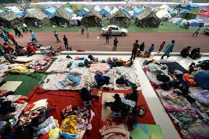 攜手面對暫時(shí)的困難&mdash;雅安地震部分災(zāi)民安置點(diǎn)實(shí)況