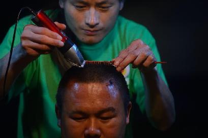 &ldquo;無聲理發(fā)師&rdquo;懷感恩之心服務災區(qū)