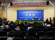 媒體記者在會前交談