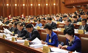 十二屆全國(guó)人大常委會(huì)第八次會(huì)議舉行第一次全體會(huì)議