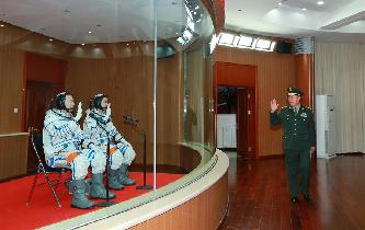 范長龍看望神舟十一號航天員景海鵬、陳冬