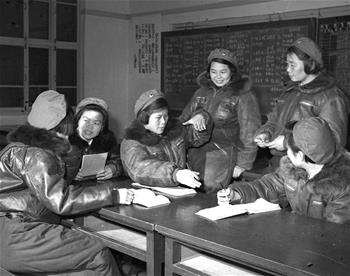 第一批女飛行員：毛澤東稱贊，細妹子不簡單，飛得好高啊