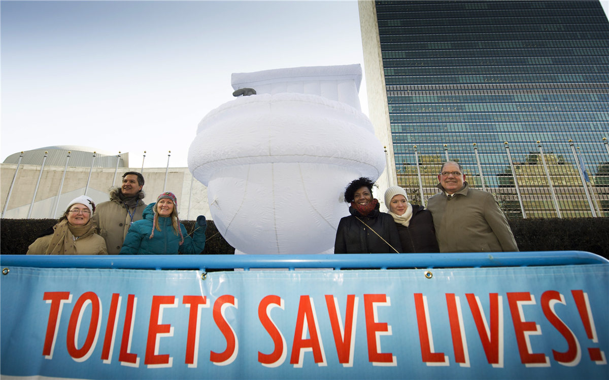 &ldquo;世界廁所日&rdquo;，聯(lián)合國總部大樓前的口號條幅
