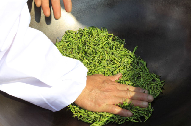 好茶占盡天時(shí)地利，炒茶師月入三五萬