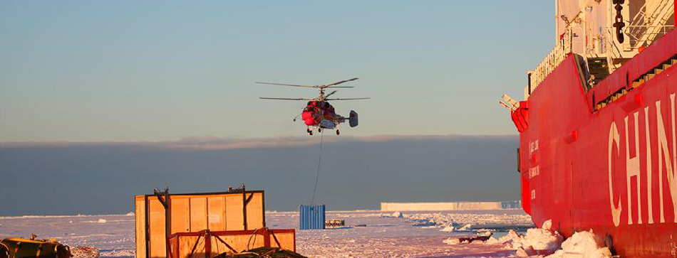 &ldquo;雪龍&rdquo;號(hào)在中山站外陸緣冰地帶開(kāi)展卸貨作業(yè)