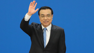 記者會結束后，李克強揮手致意