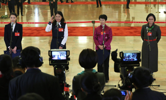 吳敏霞、杜玉濤、蒙曼、盧麗安代表接受采訪