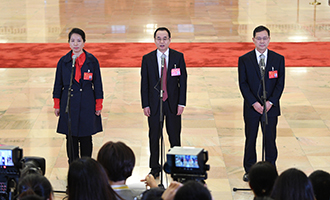 姜妍、康紅普、劉宗富代表接受采訪(fǎng)