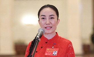 侯艷代表接受采訪(fǎng)