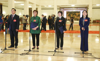 蔣成華、邵蕓、甘露、周宇代表接受采訪