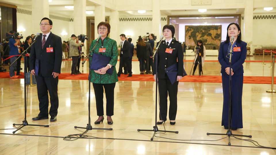 蔣成華、邵蕓、甘露、周宇代表接受采訪