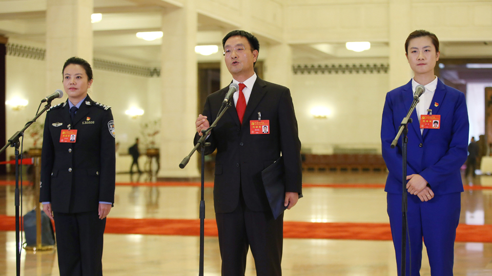 李貝、裴春亮、丁寧代表接受采訪