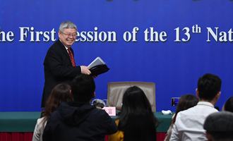 記者會(huì)后，劉永富準(zhǔn)備離開(kāi)