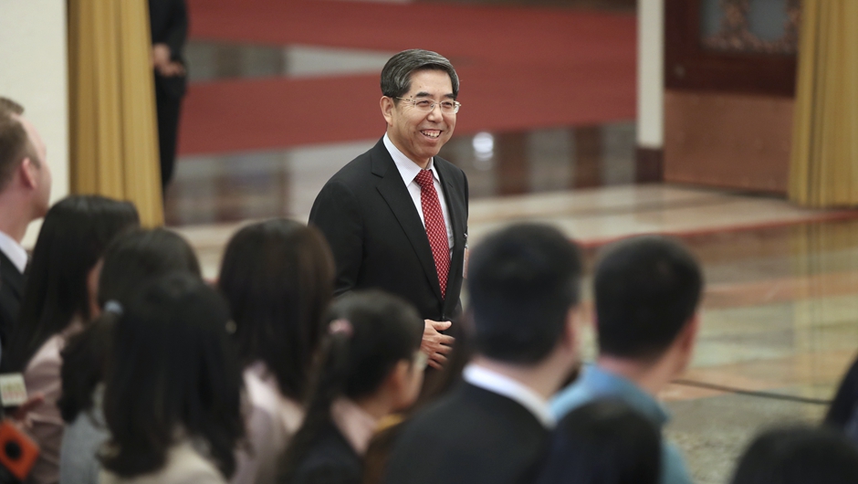 馬建堂步入&ldquo;部長通道&rdquo;，準(zhǔn)備接受采訪