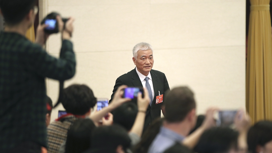 王志剛步入&ldquo;部長通道&rdquo;，準(zhǔn)備接受采訪