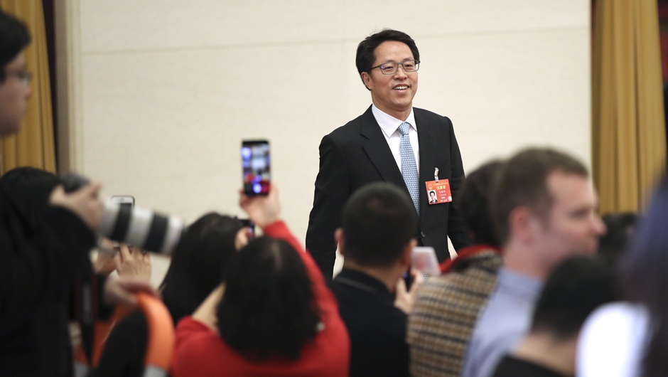 張曉明步入&ldquo;部長通道&rdquo;，準(zhǔn)備接受采訪