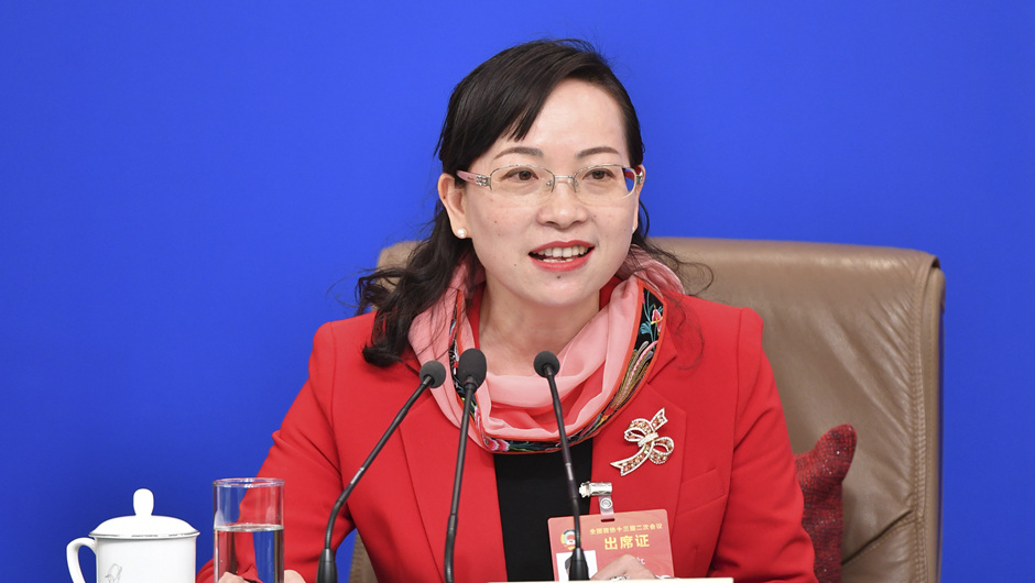 全國政協(xié)委員、湖南省湘西土家族苗族自治州政協(xié)副主席 石紅