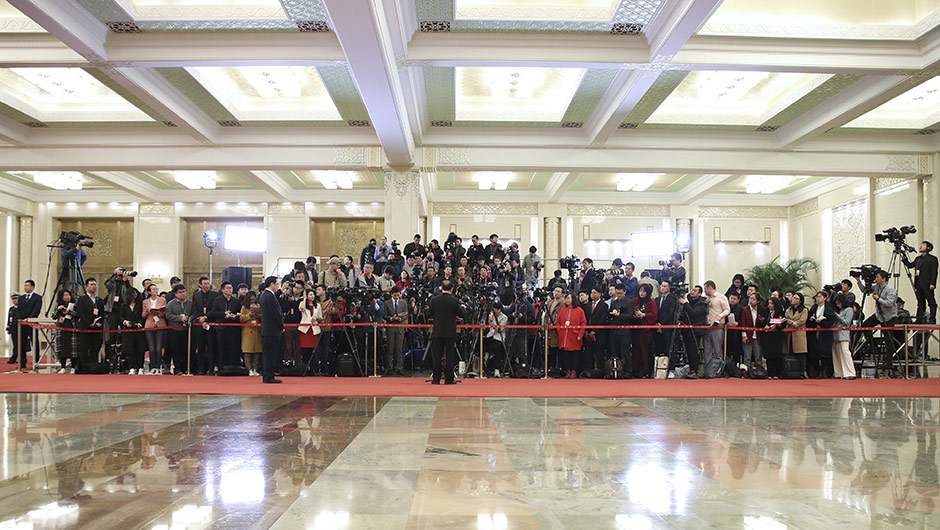 記者在&ldquo;部長通道&rdquo;采訪