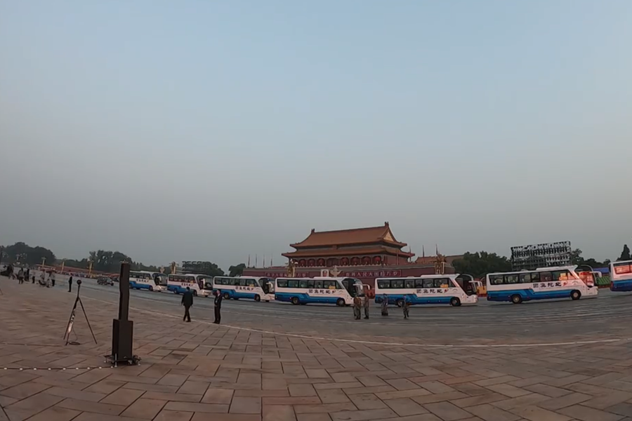 10月1日清晨的天安門城樓和長安街，燈火通明，正在準備慶祝大會的工作人員雖然緊張忙碌，但仍顯得井然有序