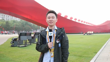 新華網(wǎng)在現(xiàn)場：近距離感受&ldquo;紅飄帶&rdquo;