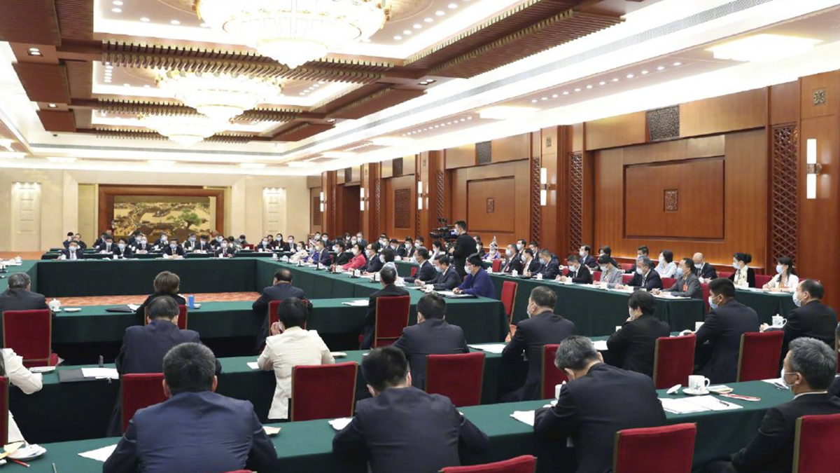 出席十三屆全國人大三次會議的代表團分組審議政府工作報告，來看審議現(xiàn)場