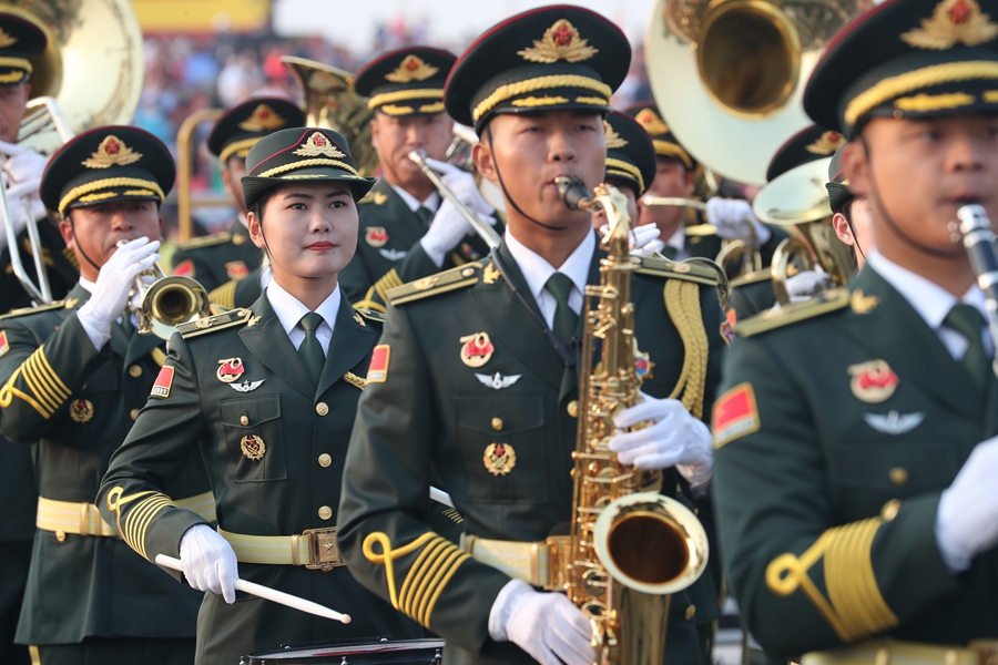 解放軍聯(lián)合軍樂團在廣場就位后進行準備工作和試奏。據(jù)了解，解放軍聯(lián)合軍樂團此次演奏是從開國大典至今歷次閱兵以來演奏曲目最多的一次，不少曲目是為此次閱兵量身打造的全新作品，此次也是歷次女演奏員最多的一次。