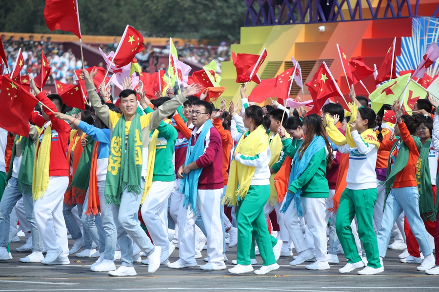 群眾大游行，歡樂的海洋！