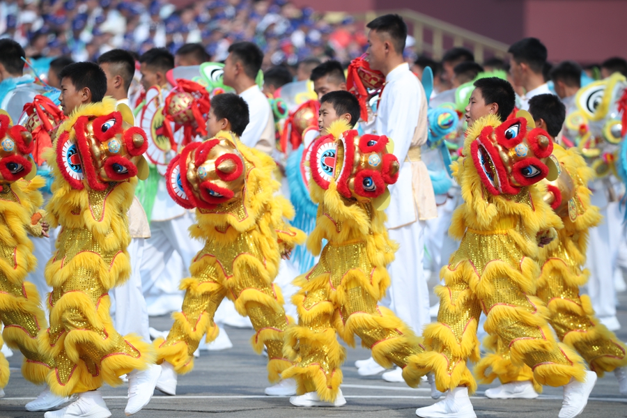 群眾大游行，歡樂的海洋！