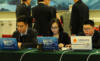 新華網(wǎng)、中國政府網(wǎng)記者在做直播準(zhǔn)備