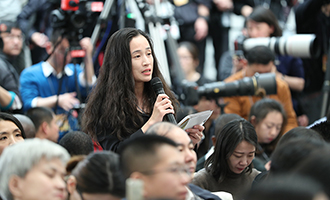 華爾街日報(bào)記者在會(huì)上提問