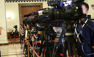 現(xiàn)場(chǎng)媒體記者準(zhǔn)備采訪(fǎng)