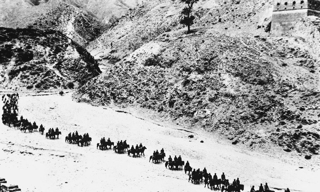 1937年11月太原失守后，八路軍向華北敵后挺進(jìn)，分兵發(fā)動群眾，開展敵后游擊戰(zhàn)爭，創(chuàng)建敵后根據(jù)地。新華社稿　沙飛攝