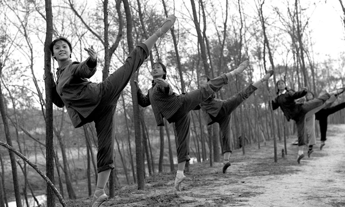 1972年秋，上海市舞蹈學(xué)?！栋酌穭〗M的演員們來到上海市金山縣金衛(wèi)公社參加勞動鍛煉，在農(nóng)村也堅(jiān)持練功。新華社記者黃田寶攝