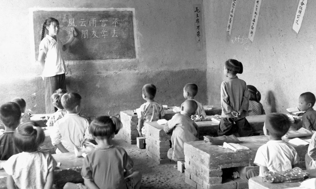 1964年夏，河北省壩縣煎茶鋪公社西煎大隊(duì)，一所耕讀小學(xué)的學(xué)生們在上課。新華社記者梁一丁攝