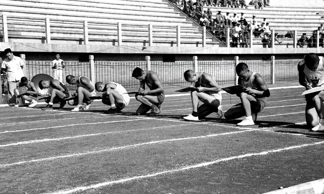 1952年8月2日，慶祝中國人民解放軍建軍25周年全軍運(yùn)動會在北京舉行，運(yùn)動員在進(jìn)行識字賽跑比賽。新華社記者岳國芳攝