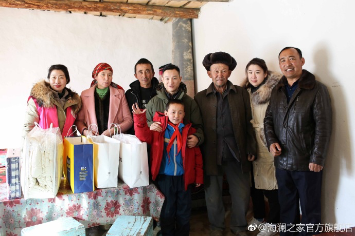 奧運(yùn)冠軍體操名將楊威把溫暖帶到北疆小朋友們的家中，把體育精神與奮斗的信念，傳遞到所有北疆孩子們的心中。