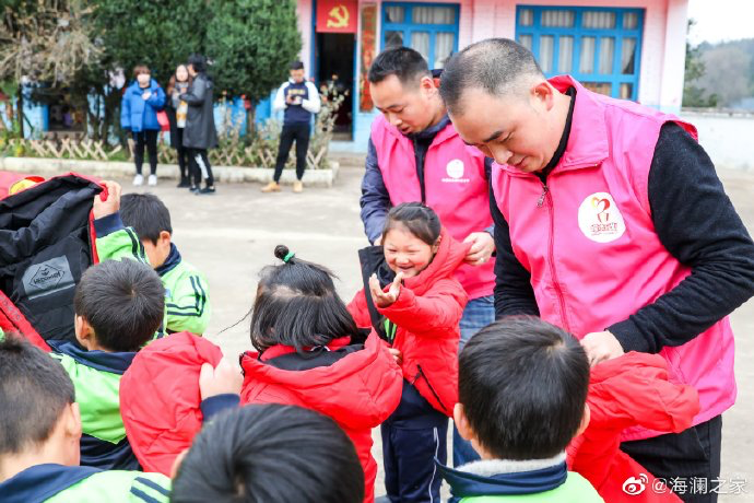 2019年11月，海瀾之家的志愿者們來(lái)到了貴州六盤(pán)水市的南開(kāi)鄉(xiāng)。這里地域偏遠(yuǎn)溝壑縱橫。志愿團(tuán)隊(duì)就這樣小心謹(jǐn)慎的行駛在霧蒙蒙的山路上，堅(jiān)持把物資送到了塢鉛小學(xué)的孩子們手里。