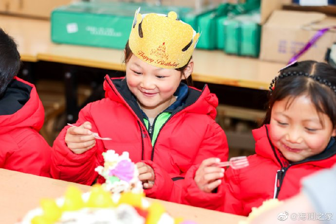 從暖身到暖心，海瀾之家的志愿者們不僅為孩子們帶去了學(xué)習(xí)用品，還帶去了生日蛋糕，給孩子們過(guò)了一個(gè)難忘的生日party。生長(zhǎng)在山區(qū)的他們，過(guò)生日也只能和在外打工的父母通個(gè)電話，許多孩子還是第一次和這么多人一起吹蠟燭許生日愿望。