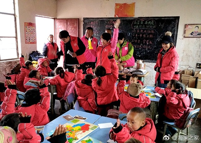 2018年，由海瀾之家攜手網(wǎng)易新聞打造的&ldquo;多一課溫暖&rdquo;課程平臺(tái)讓一間間溫暖的課堂走向深山與邊陲。帶著貼合孩子教育需求的線上內(nèi)容和教師、各領(lǐng)域KOL及愛(ài)心人士組成的愛(ài)心團(tuán)隊(duì)，海瀾之家用實(shí)際行動(dòng)為孩子的教育加溫，踐行&ldquo;多一克溫暖&rdquo;。