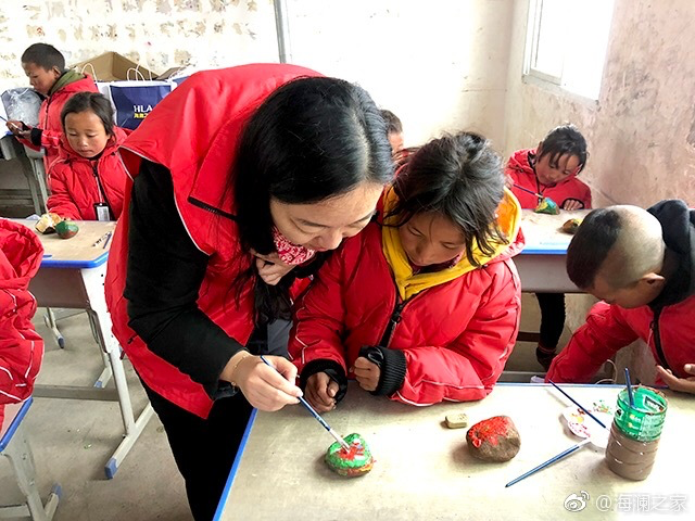 在繪畫(huà)課上，孩子們畫(huà)出心中想象的世界，不斷汲取關(guān)于美的知識(shí)。&ldquo;多一克溫暖&rdquo;帶給孩子們的是未來(lái)人生更多的機(jī)會(huì)與可能。公益行動(dòng)不應(yīng)只提供物質(zhì)捐贈(zèng)，更要加強(qiáng)對(duì)山區(qū)孩子們精神世界與未來(lái)發(fā)展的重視。