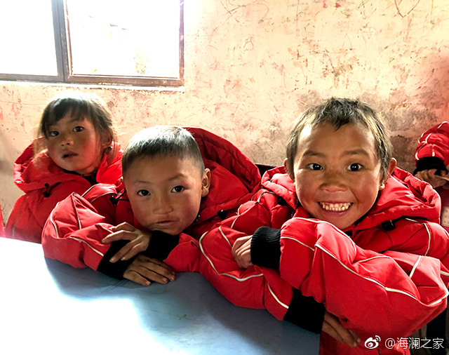 在四川省西南部川滇交界處的大涼山深處，坐落著一所紅旗小學(xué)。每當(dāng)最寒冷的季節(jié)到來(lái)，這里的許多孩子們不得不共用一件冬衣御寒。 &ldquo;多一克溫暖&rdquo;與暖流計(jì)劃記錄下了孩子們開(kāi)心的笑臉。這些笑臉，都是&ldquo;多一克溫暖&rdquo;前行中的源源動(dòng)力。
